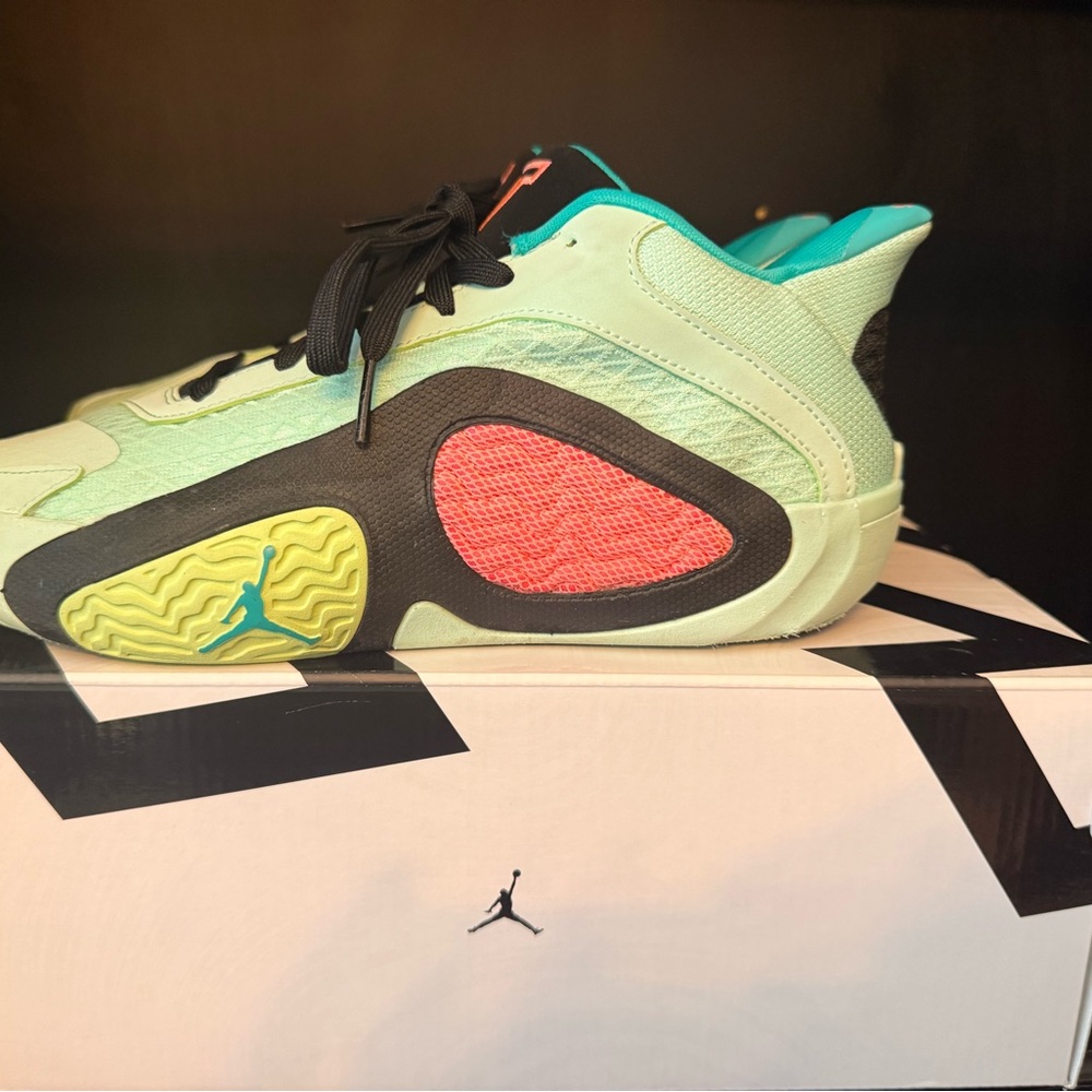 Barely worn, Jordan Tatum 2 Mint Foam/lava Glow Black, size 5.5Y - Picture 4 of 8